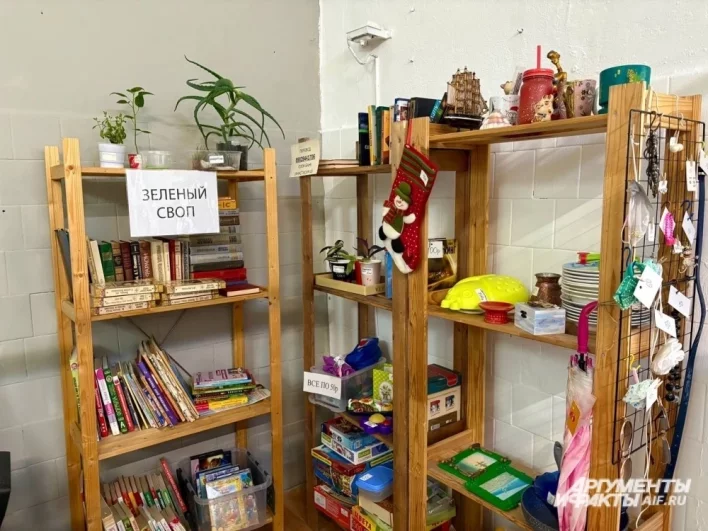 Женщина на собственные средства и средства добровольцев открыла пространство для обмена вещами — таким образом и им можно подарить вторую жизнь, и помочь другим.