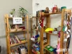Женщина на собственные средства и средства добровольцев открыла пространство для обмена вещами — таким образом и им можно подарить вторую жизнь, и помочь другим.