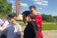 У восьмиклассника розовые волосы. 
