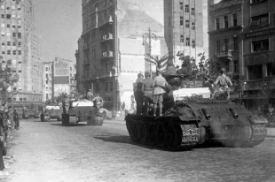 Похороны советских и югославских воинов, погибших во время боев за Белград.