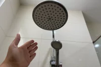 Рассчитывать летом на душ можно не всегда. 