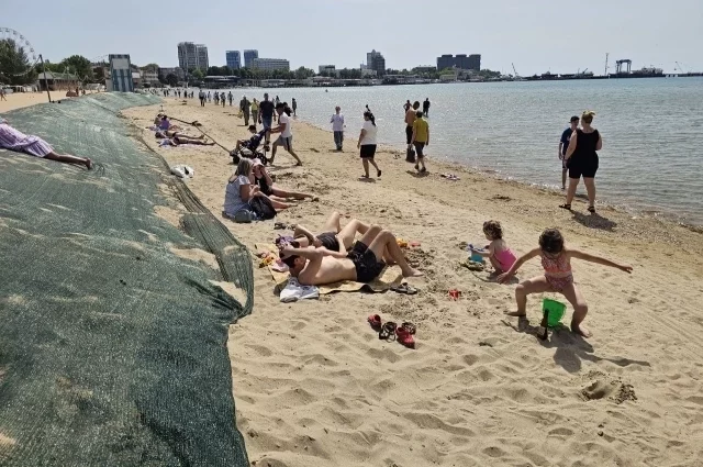 Такая обстановка сейчас на центральном пляже Анапы.
