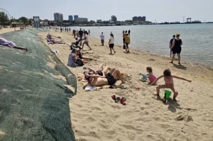 Такая обстановка сейчас на центральном пляже Анапы.