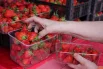 Клубника богата витамином С – в 100 граммах ароматных ягод содержится около 98% суточной нормы этого вещества.