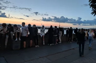 Не стоит дожидаться огненного шоу на городских набережных.