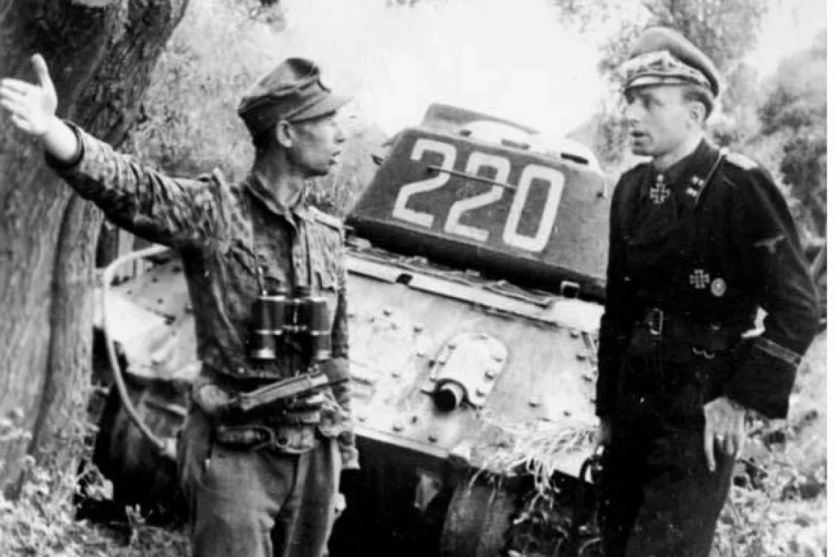 Офицеры дивизии СС «Мёртвая голова» на фоне подбитого танка Т-34.