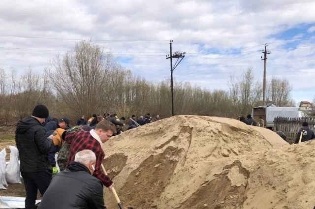 Волонтёры активно помогают дачникам укреплять берега.