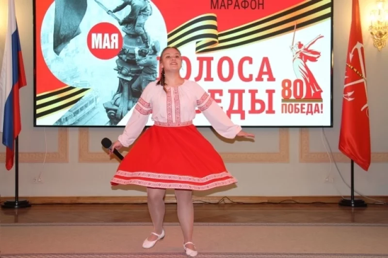 Вокалистка Дарья Лобко исполнила песни «Огонёк» и «Московская кадриль».