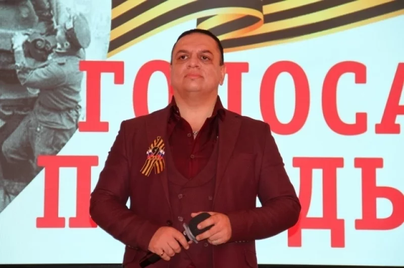 Лауреат Всероссийских конкурсов Роман Лиманский исполнил песни «Синяя вечность», «Смуглянка», «От зари до зари», «День Победы».