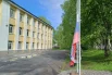 Флаг у школы приспущен. 
