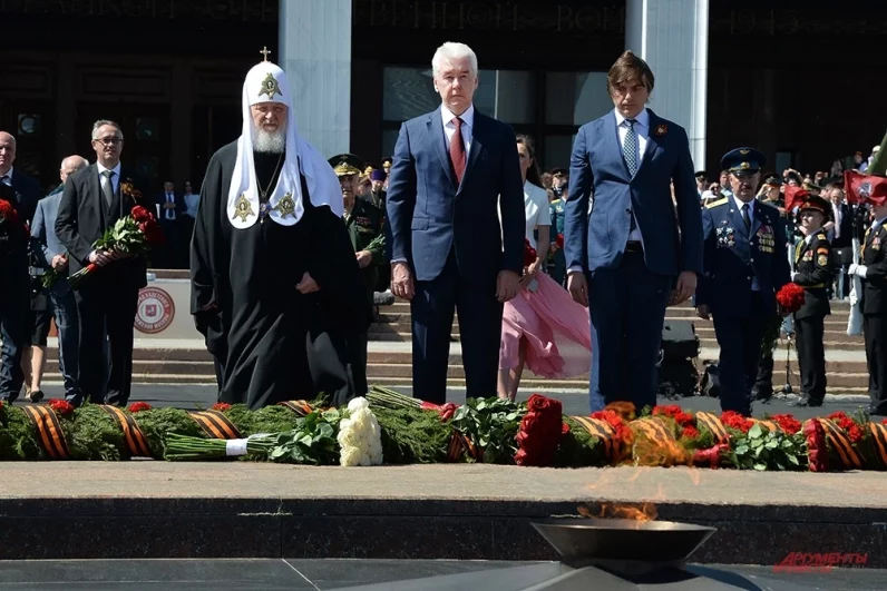 Цветы поднес и градоначальник Москвы.
