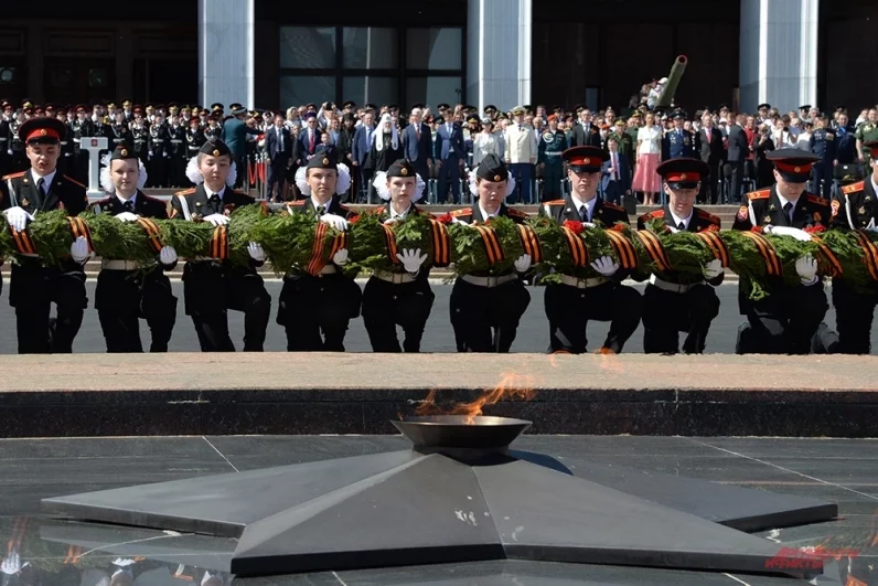 Кадеты возле вечного огня.