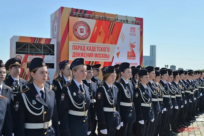 Выступали 52 парадных расчёта.