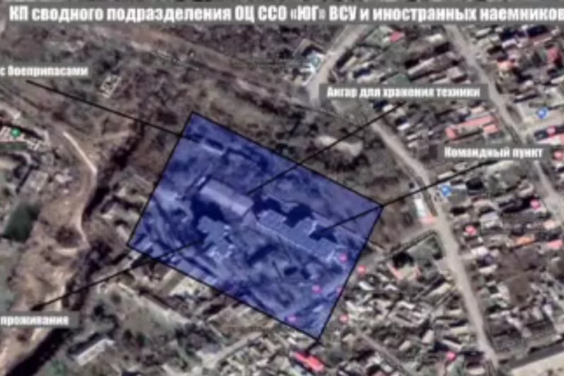 Карта, на которой помечены цели, в том числе командный пункт в городской застройке.