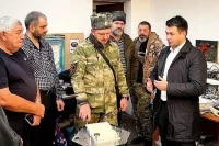 Недавно Заур Гурциев (в чёрной куртке справа) встречался с производителями дронов в Ставрополе.