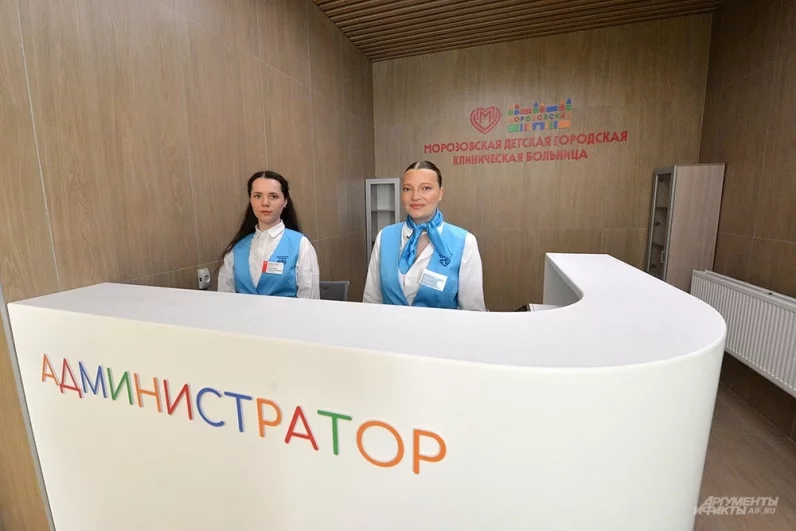 На первом этаже разместили приемное отделение и регистратуру, на которой пациента оформляют не более 15 минут.