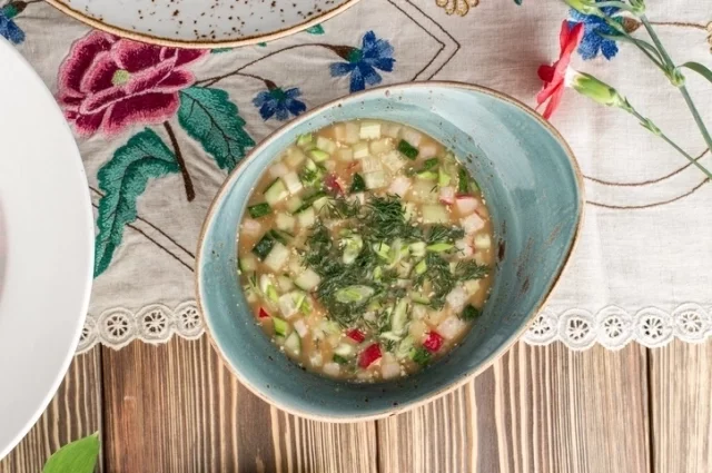 Классическая окрошка может быть с говядиной, курицей, той же колбасой.