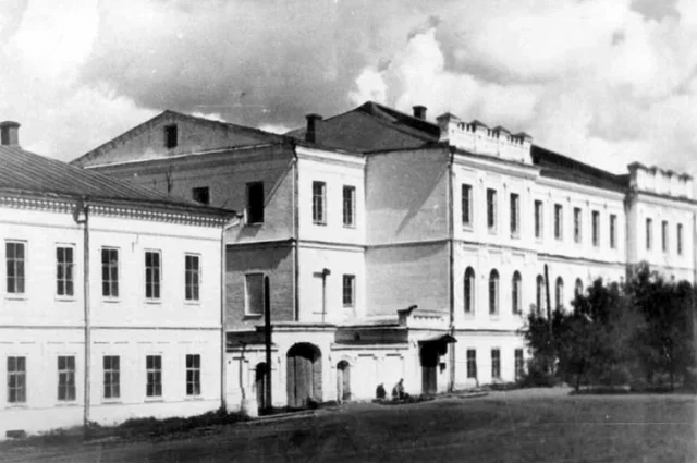 Сейчас в здании находится второй корпус ВятГУ, а в годы войны его занимало Львовское пехотное училище.