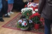Родные, близкие и знакомые несут на прощание венки и цветы.