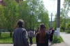 Среди тех, кто пришел проститься, много детей и подростков.