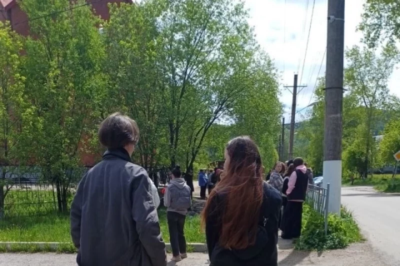 Среди тех, кто пришел проститься, много детей и подростков. 