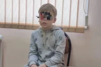 Мальчик пошел играть во дворе.