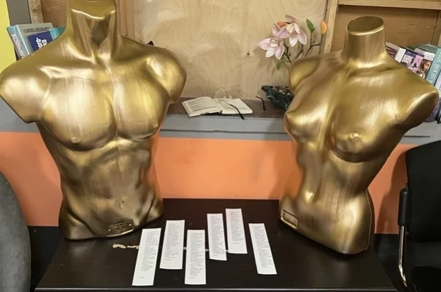 Выставка «Цитаты выживших» в центре помощи жертвам домашнего насилия. 