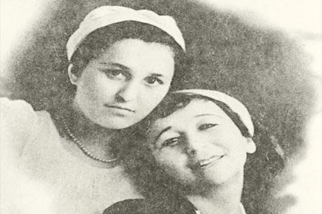 Сара Садыкова и Альфия Айдарская. 1943 год. 