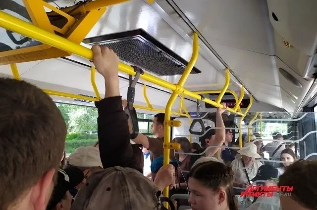 Пассажиры сочли надпись оскорбительной.