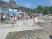 От зноя дети спасались, бегая под струями фонтана.