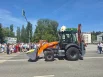 Любимцем гостей праздника стал трактор в цветочках от МП КБУ - предприятия, которое отвечает за благоустройство города.