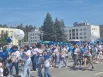 После выступления артистов по площади прошли трудовые коллективы города.
