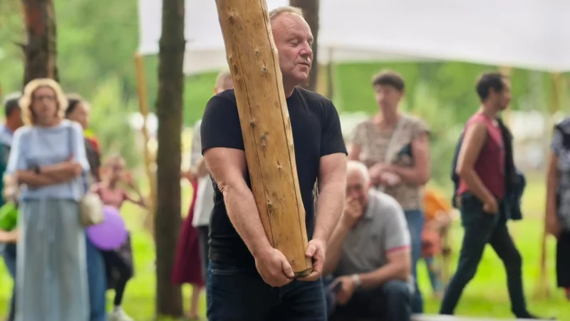 Смельчаки занимались метанием бревен.