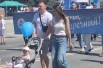 Сотрудники градообразующего предприятия вышли в бело-синих цветах. Это фирменные цвета госкорпорации, к которой относится завод.