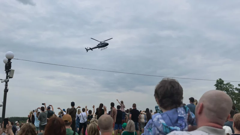 Тысячи людей смотрели в небо.