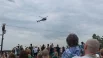 Тысячи людей смотрели в небо.