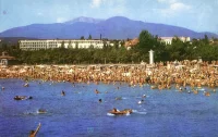 Центральный городской пляж Алушты. Открытка 1974 г.