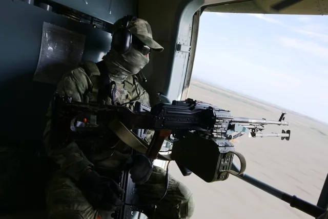 Военнослужащий ВС РФ во время боевого вылета в зоне СВО.