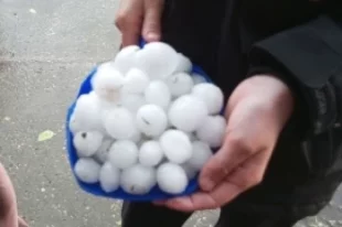 Некоторые градины были размером с куриное яйцо.