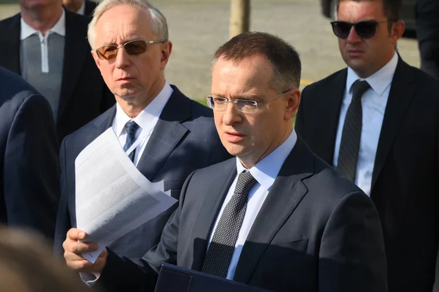 Помощник президента РФ Владимир Мединский (в центре) общается с журналистами после прямых переговоров между делегациями России и Украины возле дворца Чираган в Стамбуле.