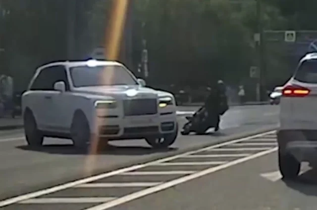 Впечатляющий своей наглостью манёвр Rolls-Royce, который чуть не стоит жизни врезавшемуся в него мотоциклисту. 