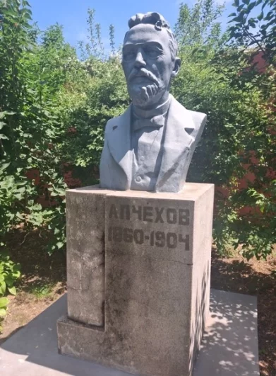 Бюст установлен во дворике «Домика Чехова».