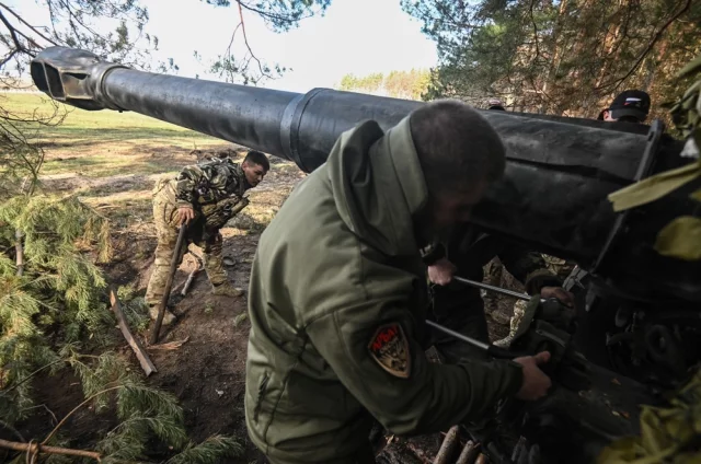 Бойцы артиллерийского расчета пушки-гаубицы Д-20.