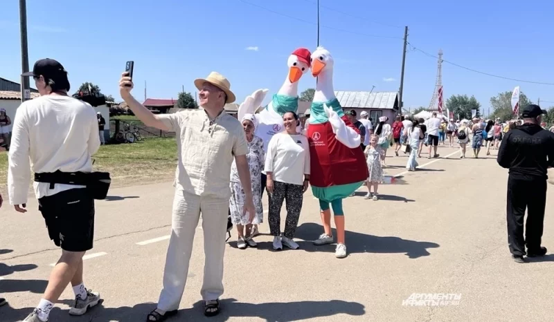 Гуси-обнимуси - гостеприимные символы Парижского полумарафона.