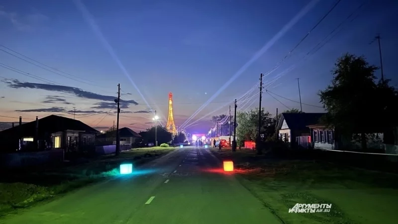 Трасса ночного забега украшена и подсвечена.