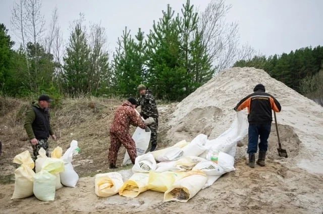 В этом году завозить песок и раскладывать его по мешкам начали заблаговременно.