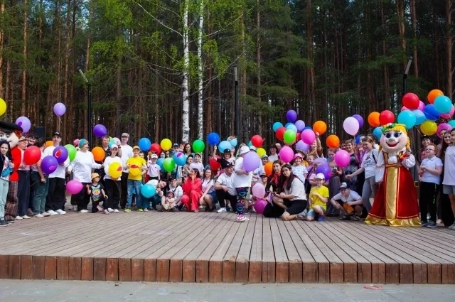 Для детей организовали праздник с развлечениями и угощением. 