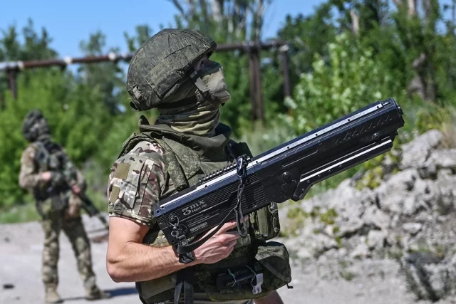 ВС РФ на Авдеевском направлении специальной военной операции. В руках военнослужащего — подавитель дронов 
