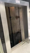 В многоэтажке ставят новые лифты.