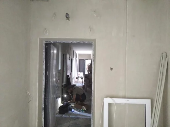 В доме восстановили повреждённые перегородки.